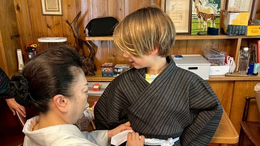 Campers ajoelhados em tatame durante um Japonês cultural atividade